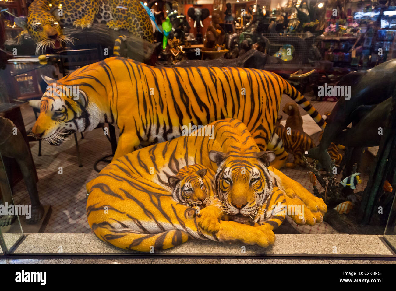 Tigri artificiale in una vetrina di Bangkok Foto Stock