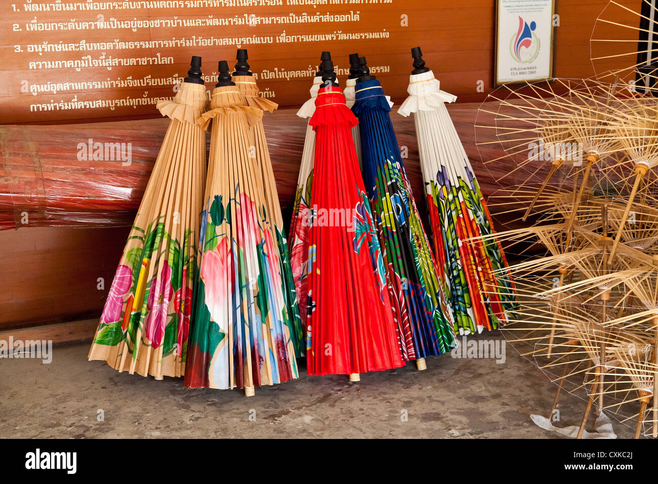 Carta tradizionali ombrelloni in una manifattura di Bo Sang in Thailandia Foto Stock Carta tradizionali ombrelloni in una manifattura di Bo Sang in Thailandia Foto Stock