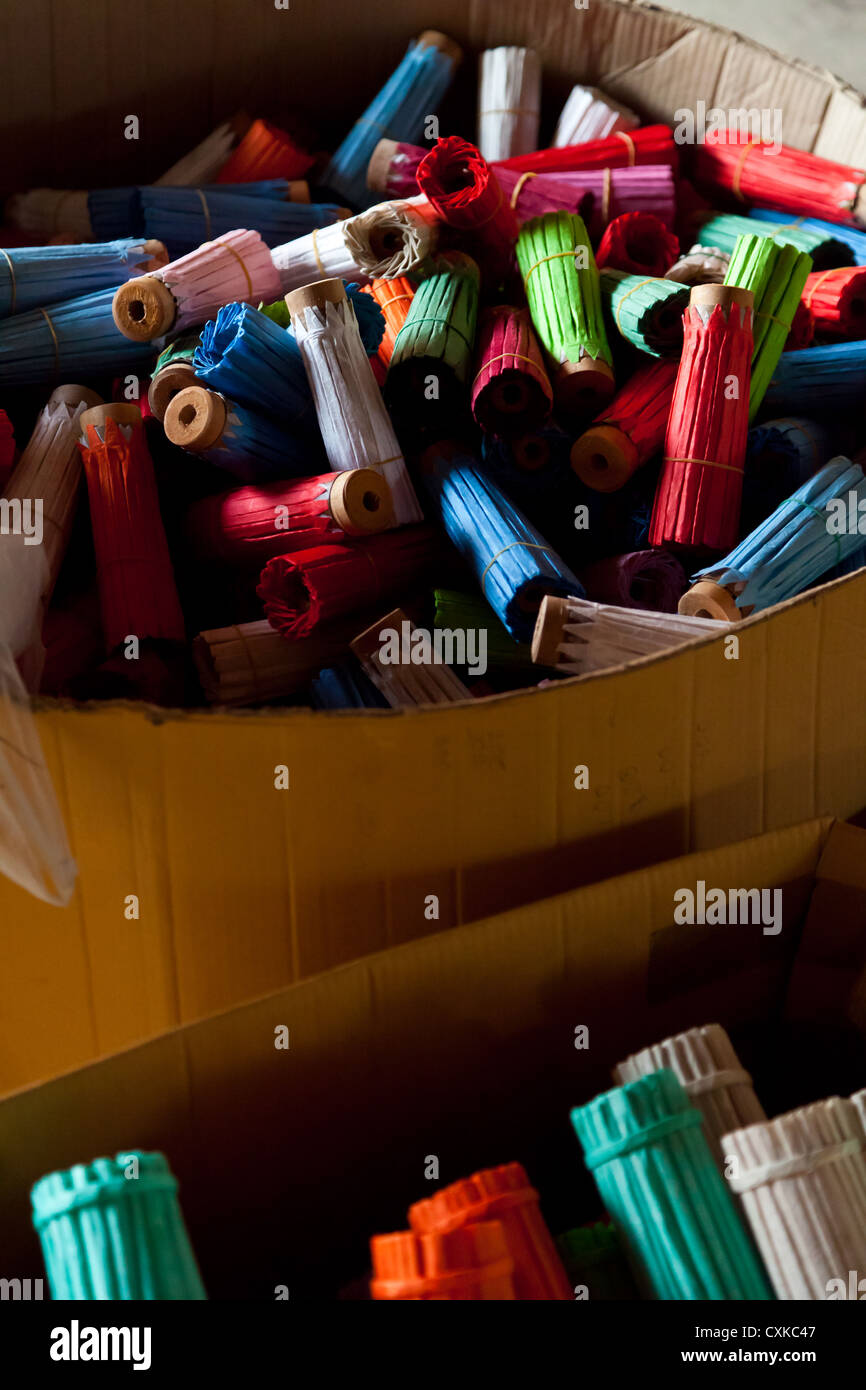 Carta tradizionali ombrelloni in una manifattura di Bo Sang in Thailandia Foto Stock Carta tradizionali ombrelloni in una manifattura di Bo Sang in Thailandia Foto Stock