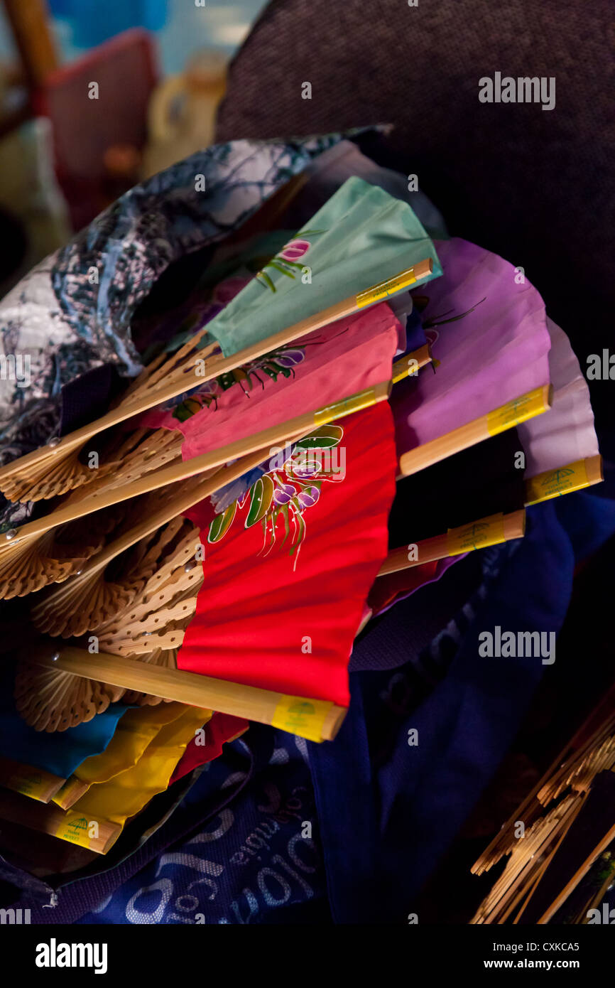 Carta tradizionali ombrelloni in una manifattura di Bo Sang in Thailandia Foto Stock Carta tradizionali ombrelloni in una manifattura di Bo Sang in Thailandia Foto Stock