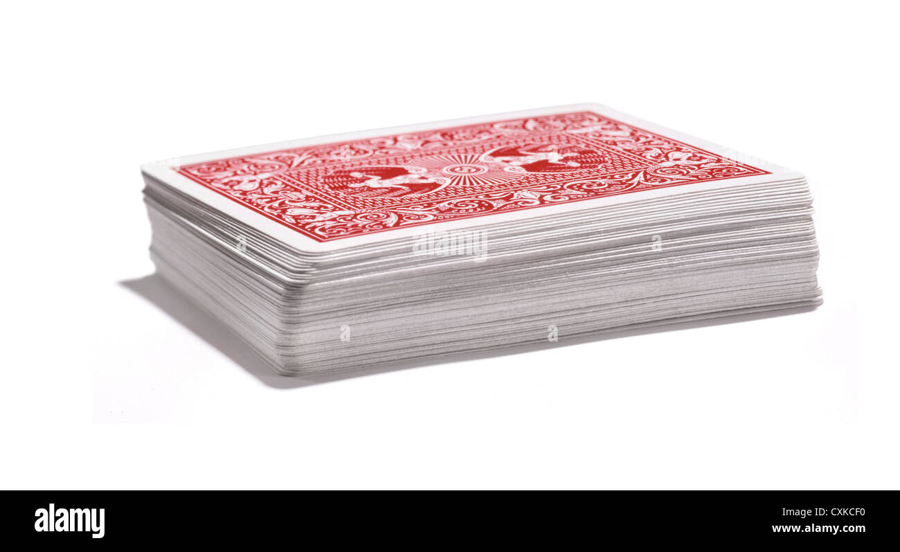 Il bianco e il rosso mazzo di carte da gioco fotografato su sfondo bianco Foto Stock