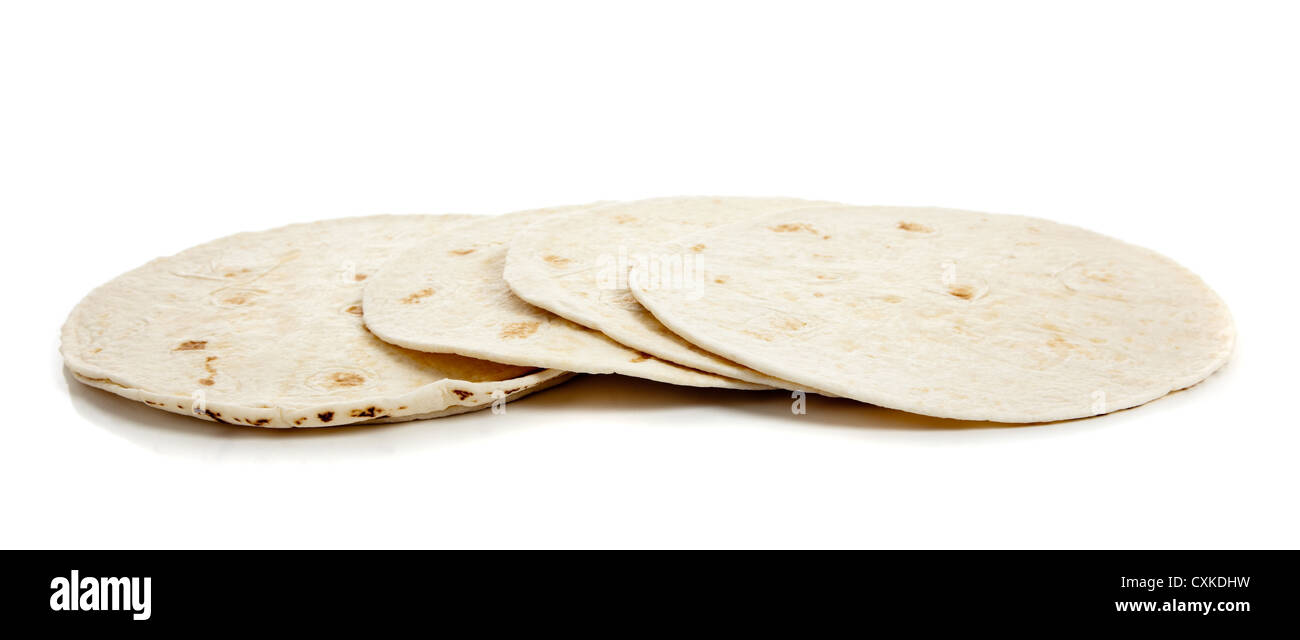 Farina bianca tortillas su sfondo bianco Foto Stock