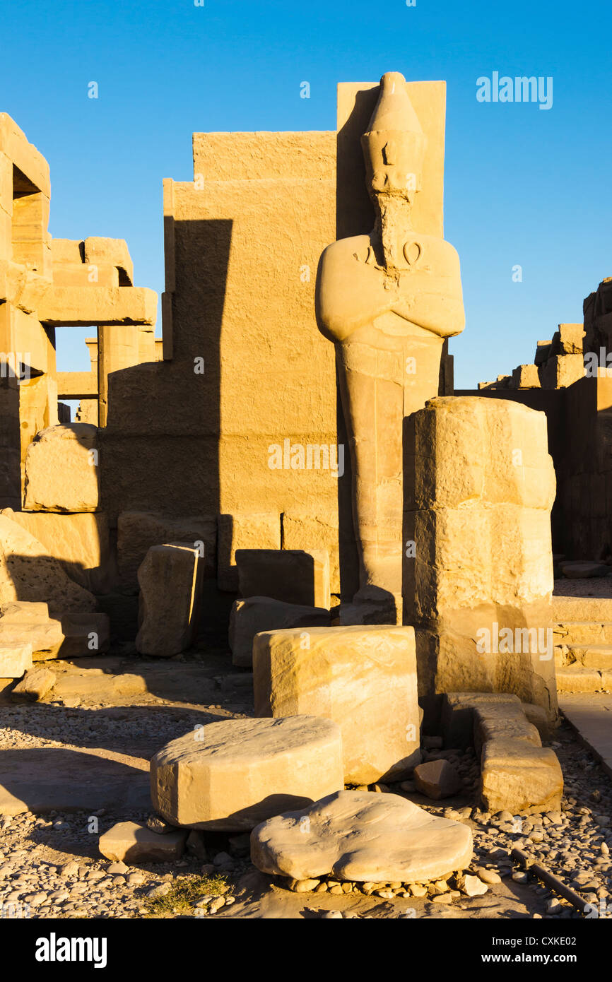 Statua faraonica presso le rovine del Tempio di Karnak Luxor Egitto Foto Stock