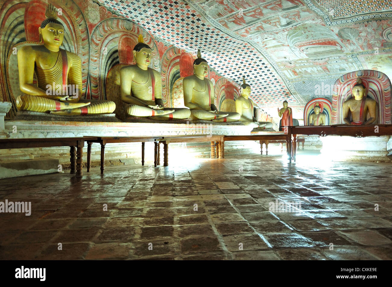 Dambulla tempio nella grotta è il grande tempio nella grotta complesso con più di 80 grotte documentato e 153 statue di Buddha, Sri Lanka Foto Stock