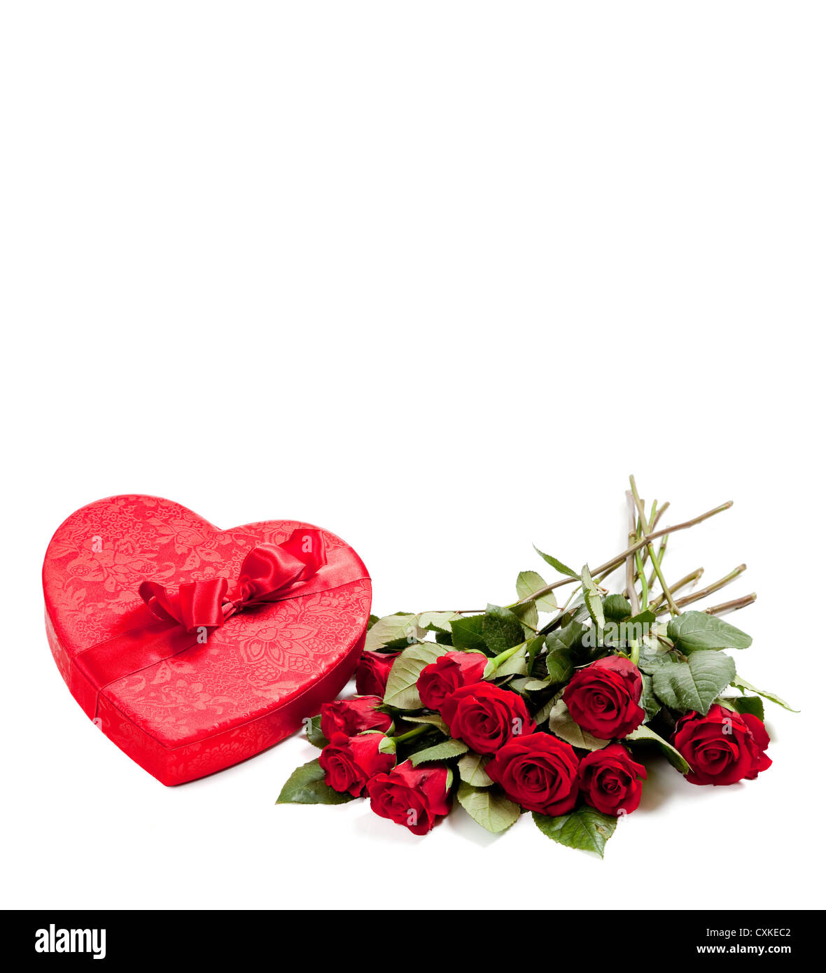 Petali rossi a forma di cuore su sfondo nero semplice che rappresentano  amore e romanticismo Foto stock - Alamy