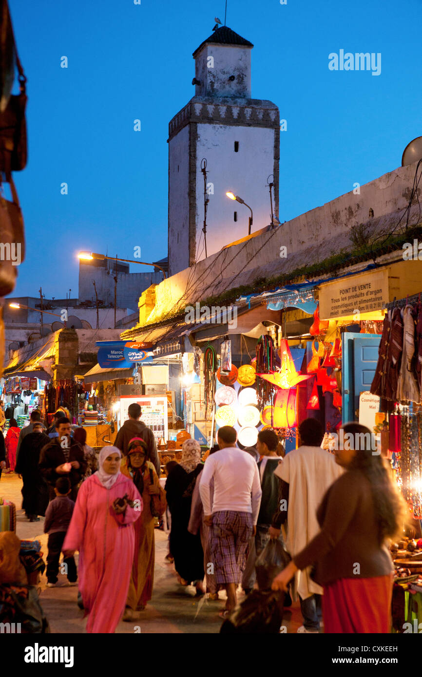 Scena di strada nel mercato in Medina al tramonto a Essaouira, Marocco Foto Stock