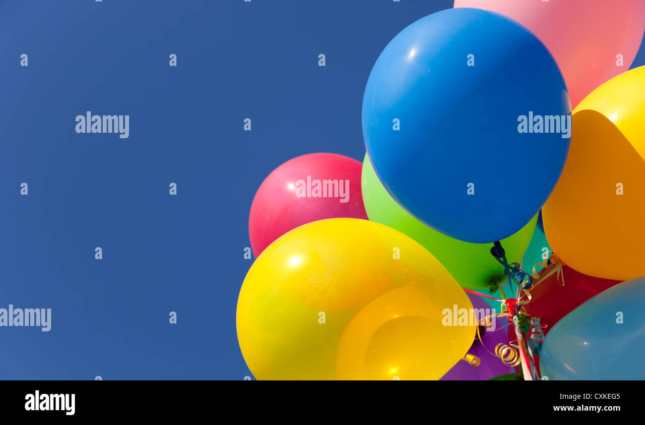 Bouquet di palloncini su un cielo blu sullo sfondo Foto Stock
