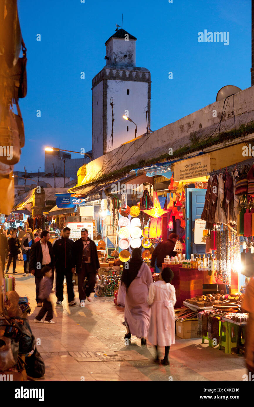 Scena di strada nel mercato in Medina al tramonto a Essaouira, Marocco Foto Stock