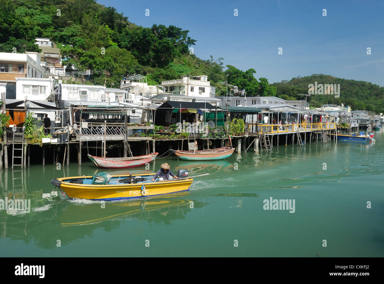 Case su palafitte linea la via navigabile del piccolo e tradizionale villaggio di pescatori Tai O, situato sull'Isola di Lantau, Hong Kong Cina. Foto Stock