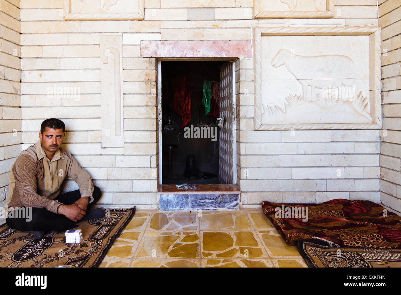 Custode del tempio. I santuari Yazidi presso il villaggio di display Khank una insolita profusione di immagini sacre. Nell Iraq del nord Foto Stock