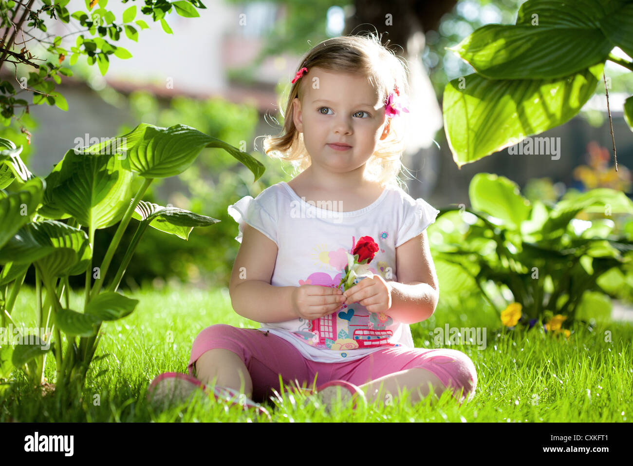 Carino bambina giocando nella natura Foto Stock