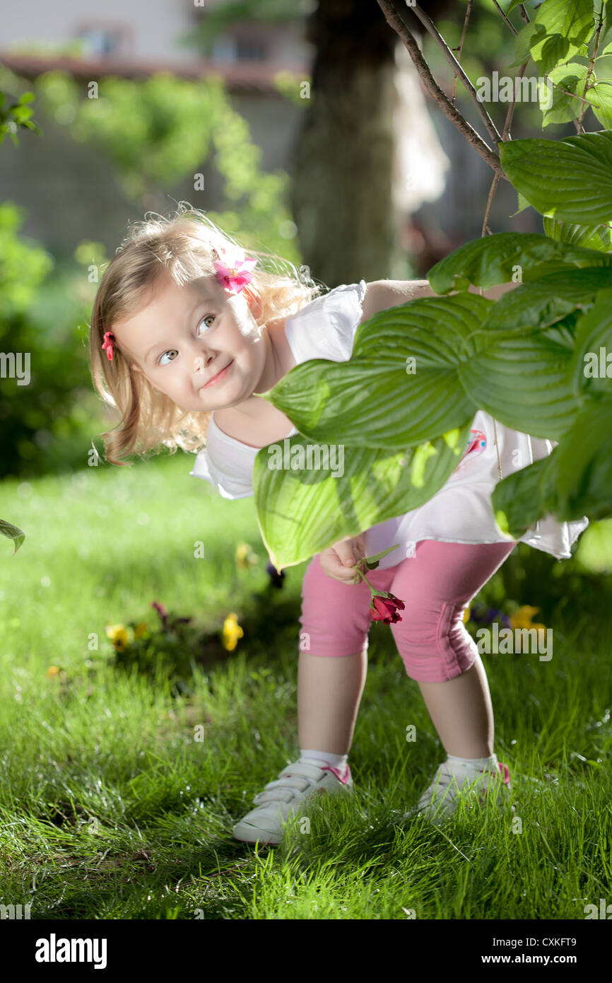 Carino bambina giocando nella natura Foto Stock