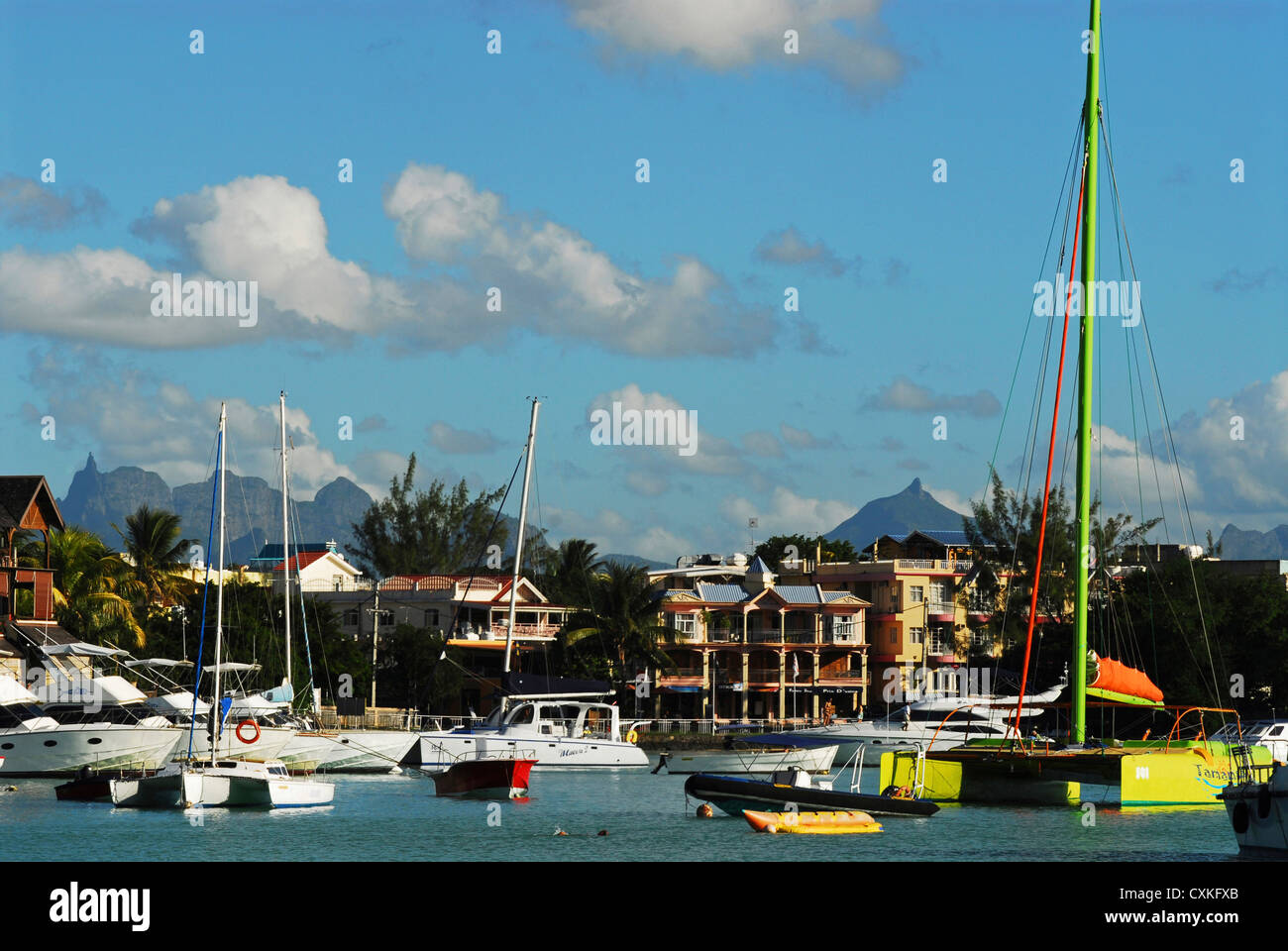 Mauritius Grand Baie, barche ancorate sul fiume con cottages in background Foto Stock