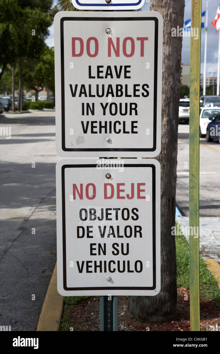Testo bilingue inglese spagnolo degli avvisi di sicurezza in un parcheggio a Miami Florida usa
