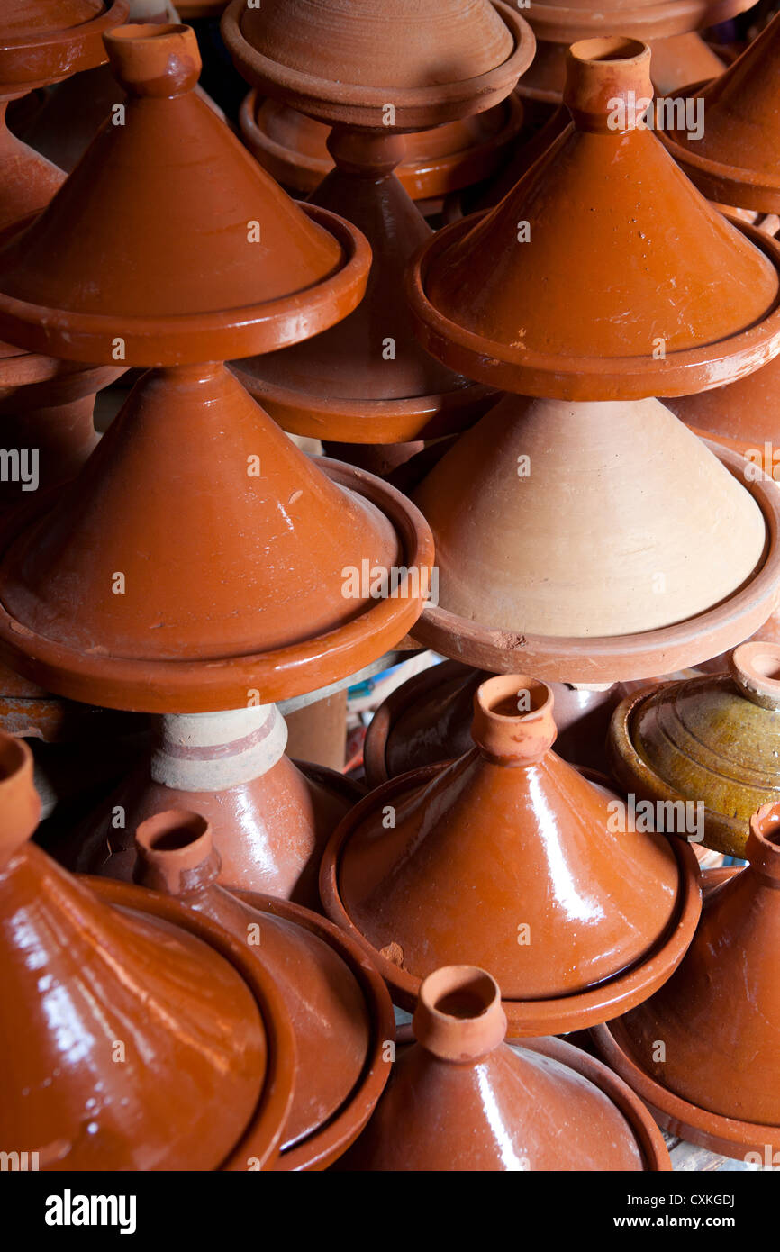 Ceramiche impilate gli ingredienti di base di una tagine Essaouira, Marocco Foto Stock