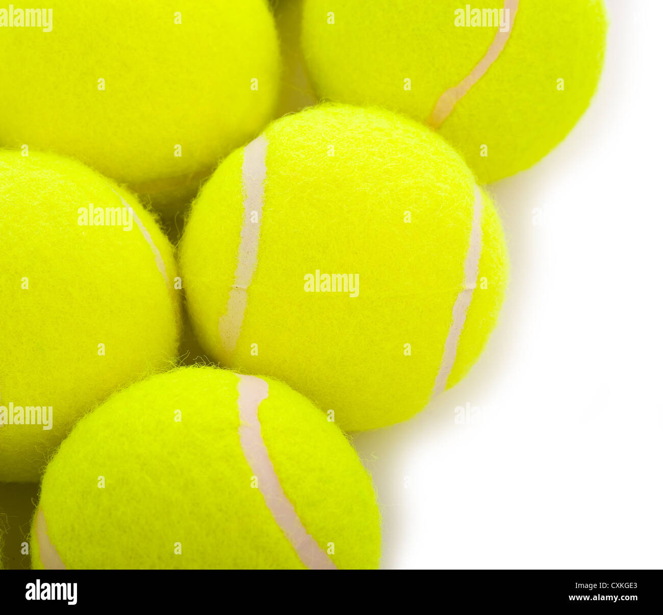 Diverse le palline da tennis su uno sfondo bianco con spazio di copia Foto Stock