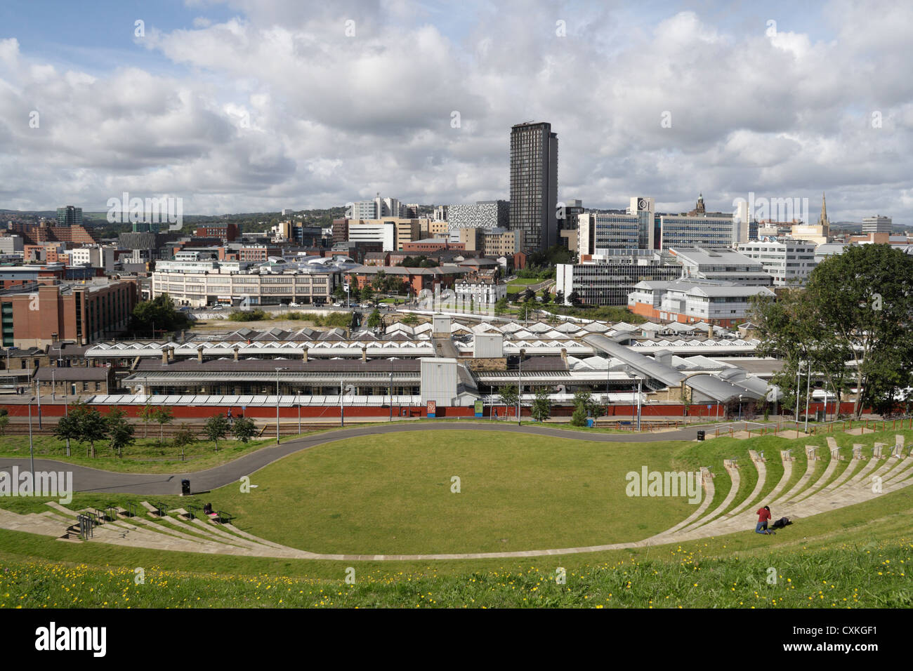 Skyline del centro di Sheffield, Inghilterra, anfiteatro dietro la stazione ferroviaria, spazio pubico, vista panoramica del paesaggio urbano Foto Stock