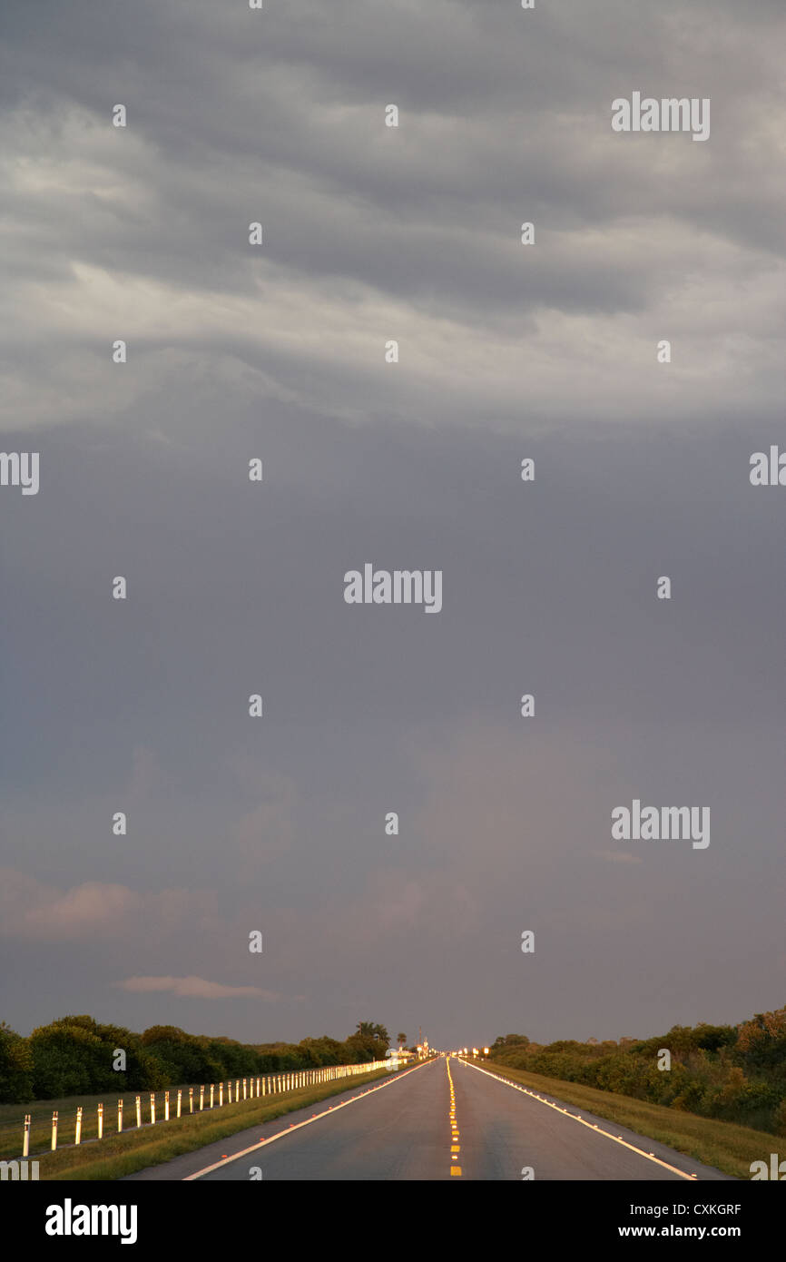 Tamiami per voli trail nel sole della sera guardando indietro per avvicinarsi alla tempesta Everglades della Florida usa Foto Stock