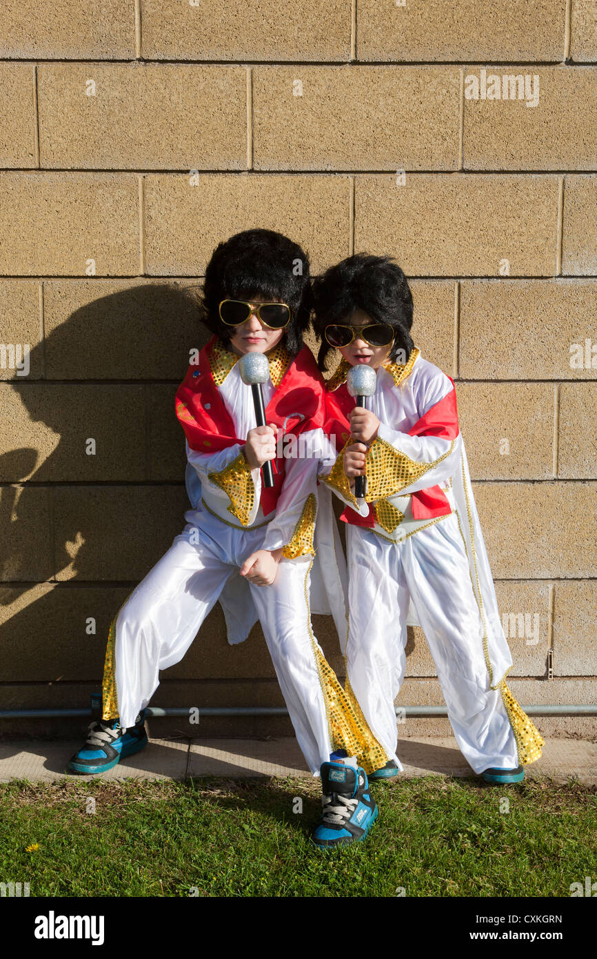 I giovani i bambini vestiti da Elvis a Elvis Fest - Annuale di Elvis Presley  Festival Tributo a Porthcawl Galles del Sud Foto stock - Alamy