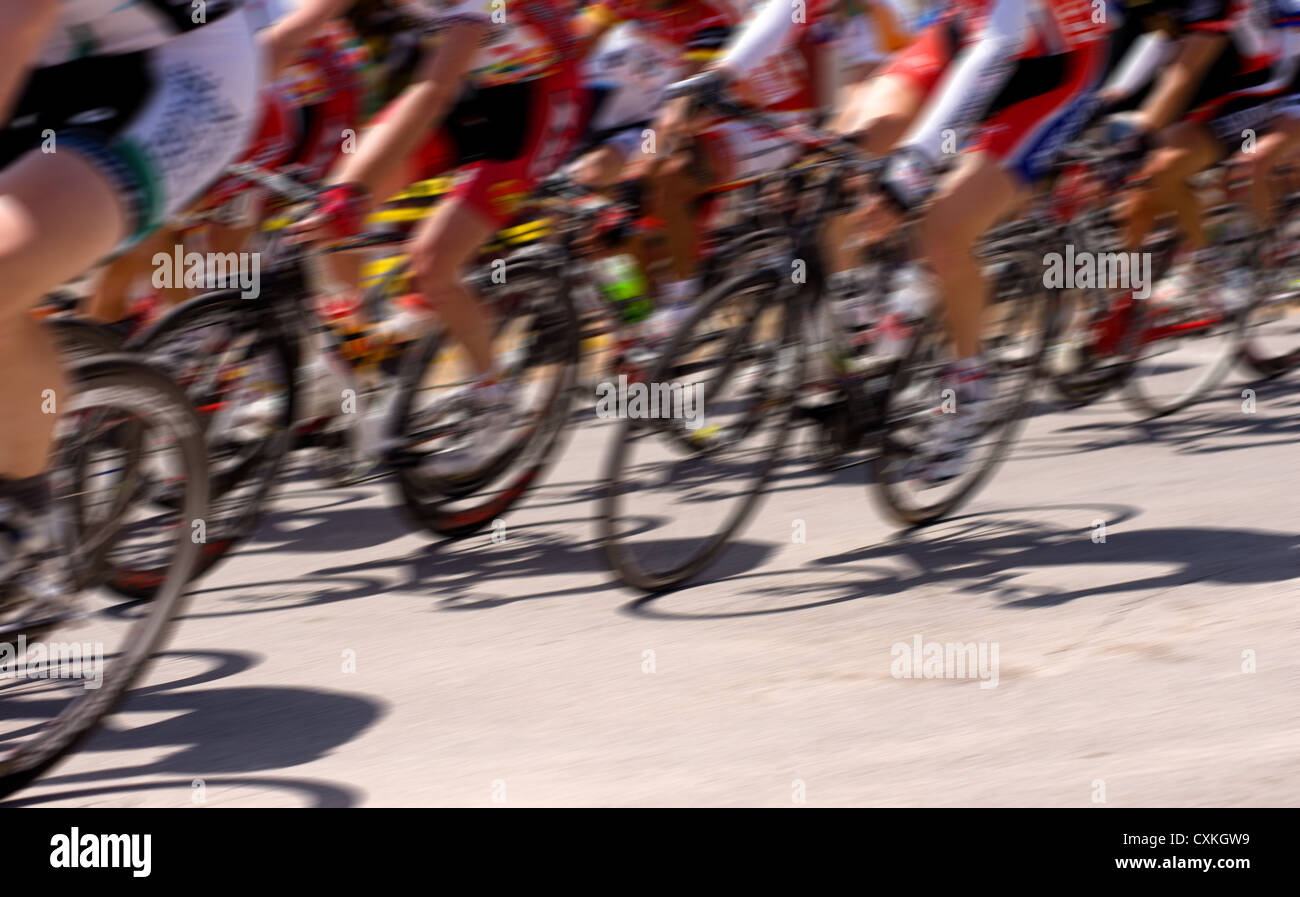 Una gara ciclistica con motion blur, compreso lo spazio di copia Foto Stock Una gara ciclistica con motion blur, compreso lo spazio di copia Foto Stock