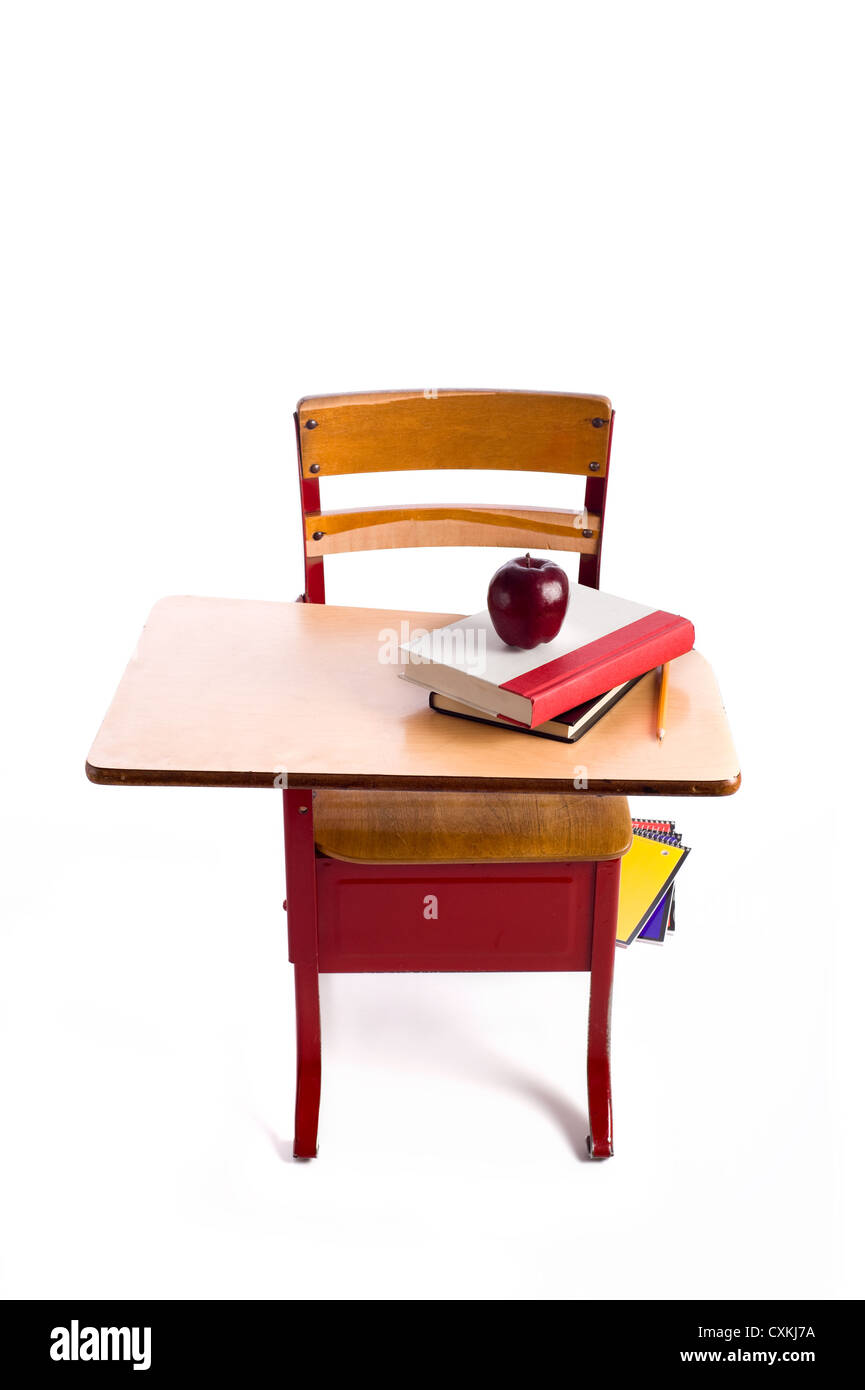 Un rosso, vintage banco di scuola su uno sfondo bianco con libri e un apple con lo spazio di copia Foto Stock