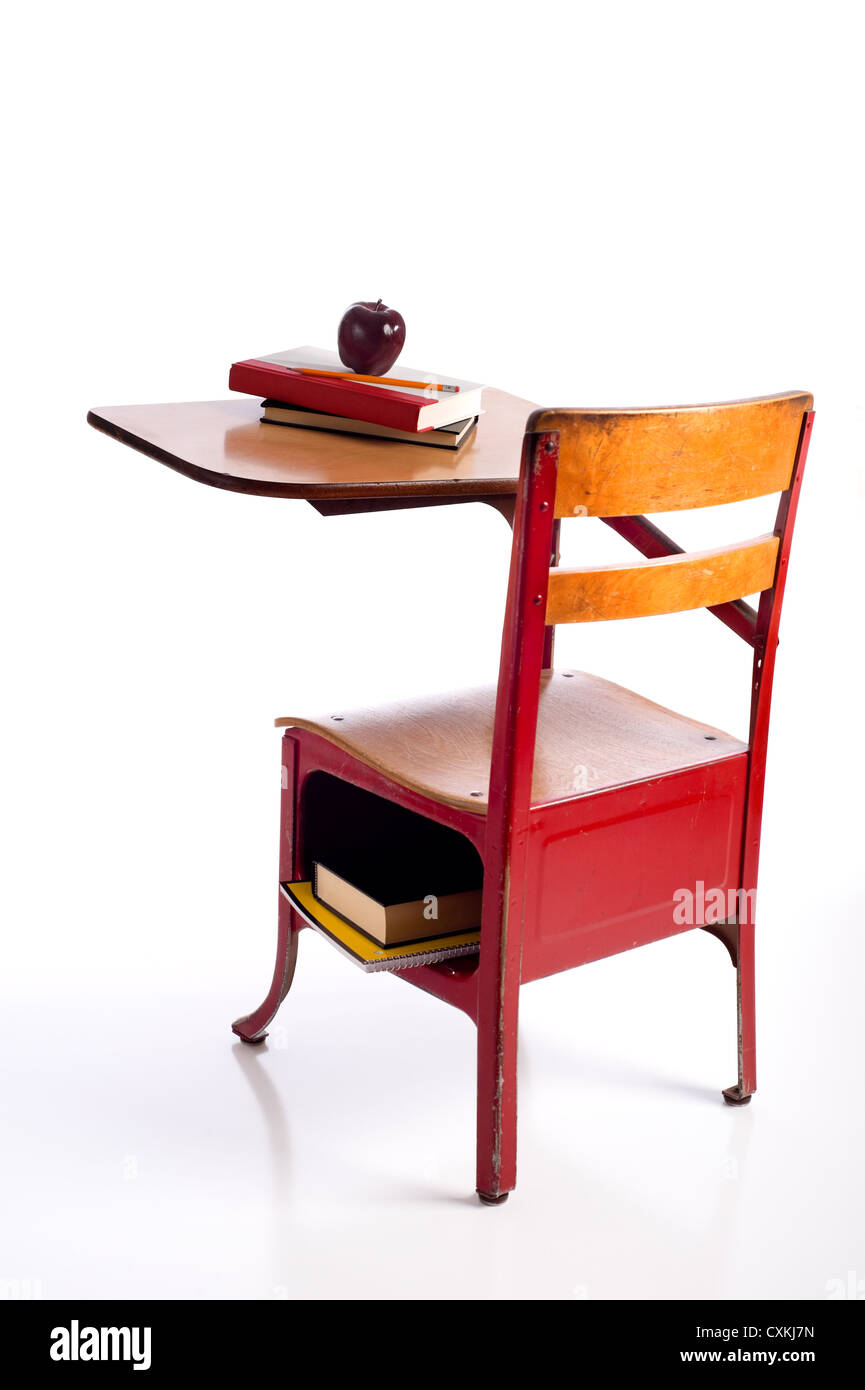 Un rosso, vintage banco di scuola su uno sfondo bianco con libri e un apple con lo spazio di copia Foto Stock