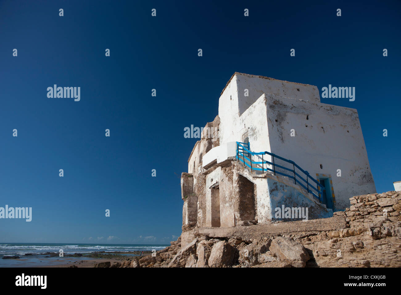 Casa bianca sul bordo del mare, Sidi Kaouki, Marocco Foto Stock