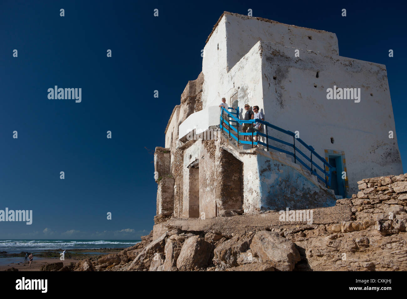 Tre ragazzi sui passi da casa sulla costa di Sidi Kaouki, Marocco Foto Stock