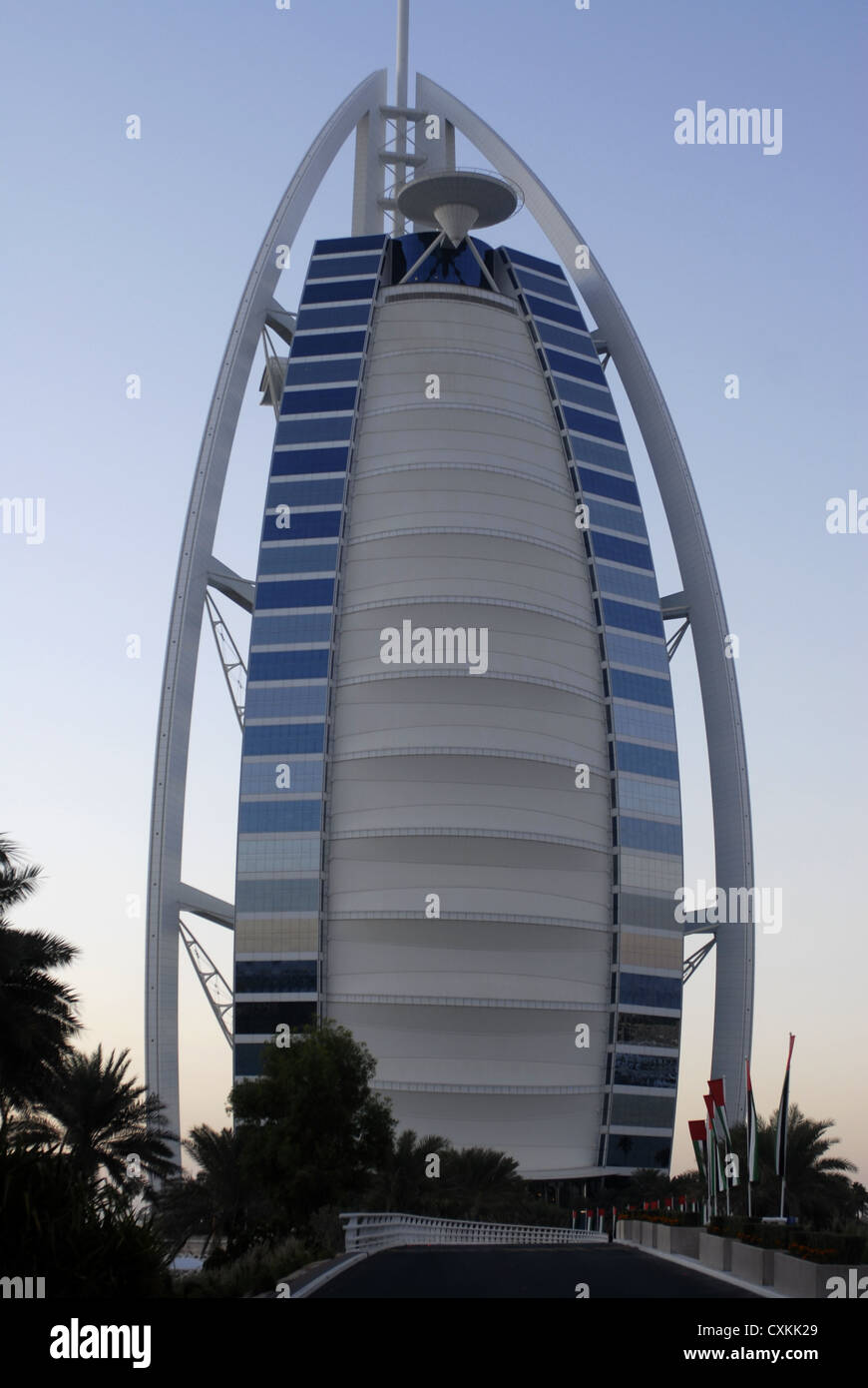 Vista del Burj Al Arab Hotel un crepuscolo, Dubai, Emirati Arabi Uniti, Emirati Arabi Uniti, Sud est il Golfo Persico, la Penisola Arabica, in Asia. Foto Stock