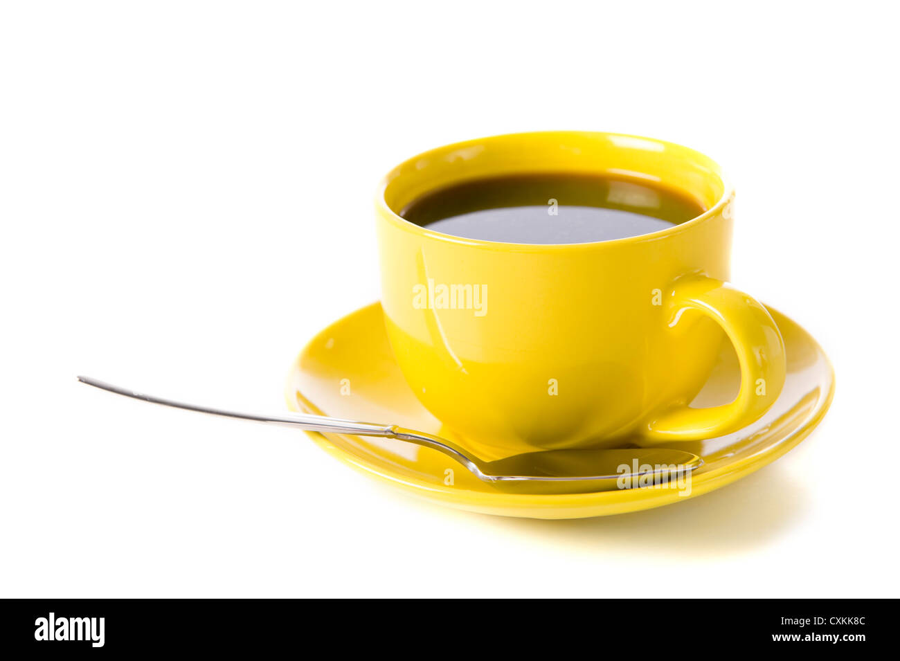 Un giallo tazza di caffè su sfondo bianco Foto Stock