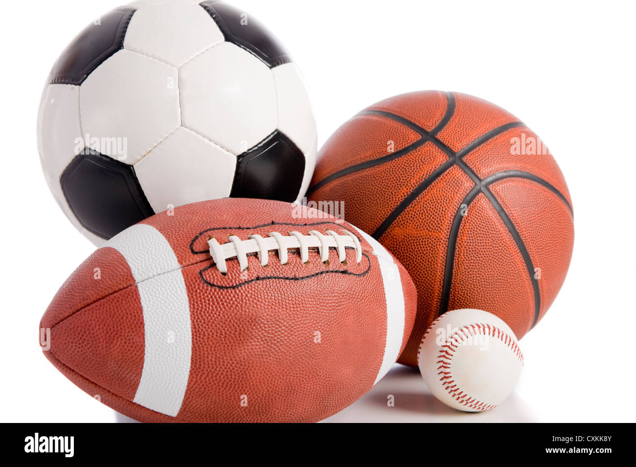 Un gruppo di palle sportive su uno sfondo bianco, compreso uno di baseball, di football americano, una palla da basket e un pallone da calcio Foto Stock