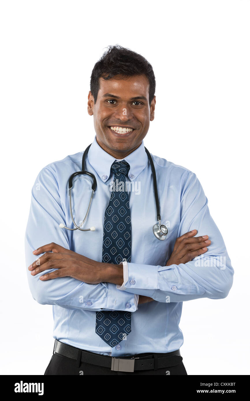 Indian medico di medicina generale o GP. Isolato su sfondo bianco. Foto Stock