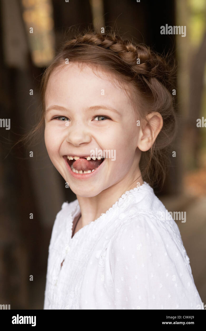 Ragazza con denti mancanti Foto Stock