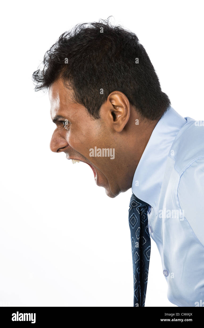 Arrabbiato Indian business man urlando il suo messaggio. Isolati contro uno sfondo bianco. Foto Stock