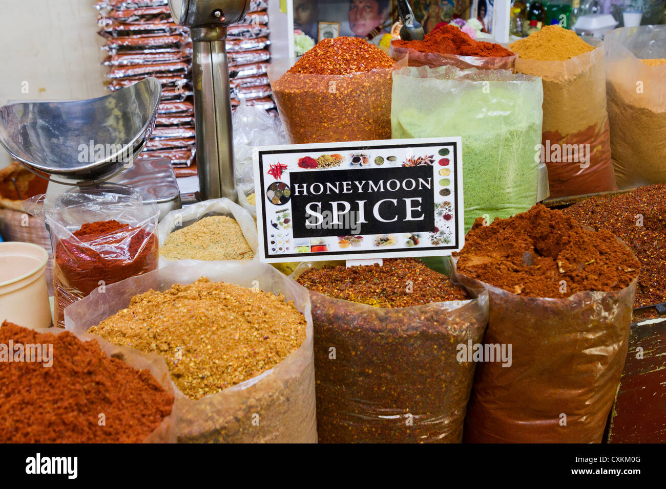 Una gamma di spezie sul display nella parte centrale del mercato di Durban Foto Stock