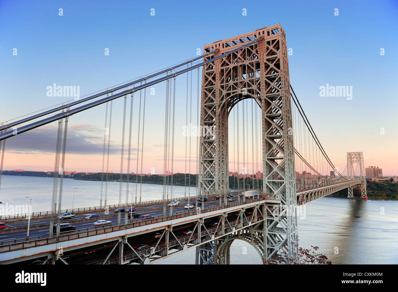 George Washington Bridge al tramonto sul fiume Hudson. Foto Stock