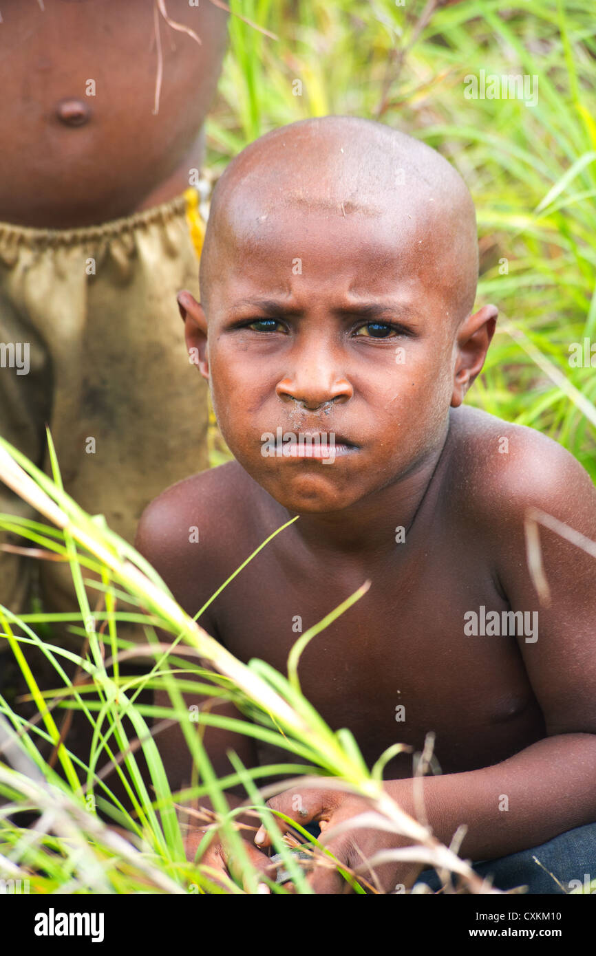 Giovane ragazzo in un campo, Nadzab village, Lae, provincia di Papua Nuova Guinea Foto Stock