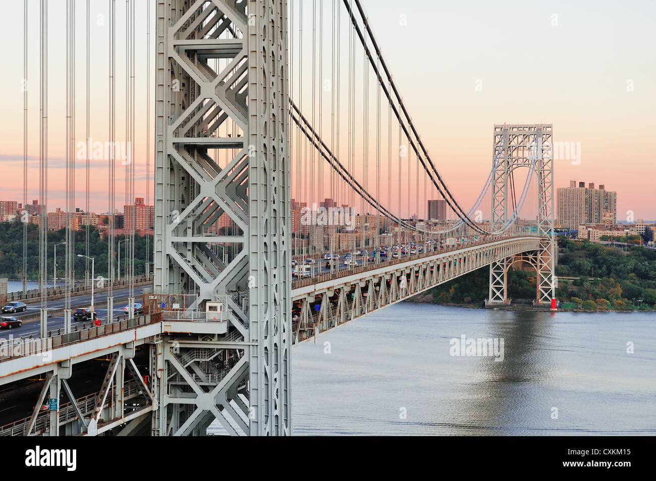 George Washington Bridge al tramonto sul fiume Hudson. Foto Stock