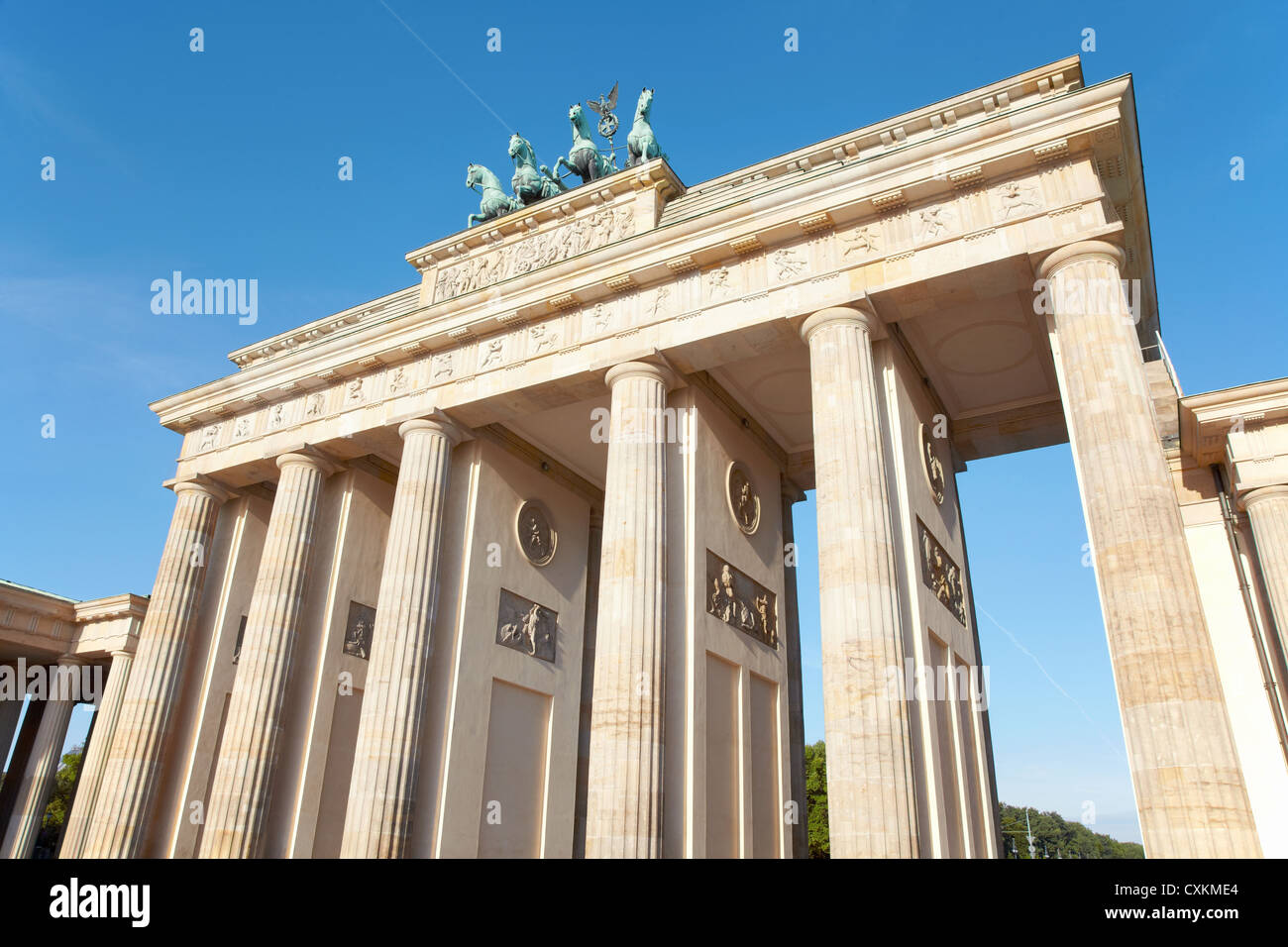 La porta di Brandeburgo, cielo blu, Berlino Foto Stock