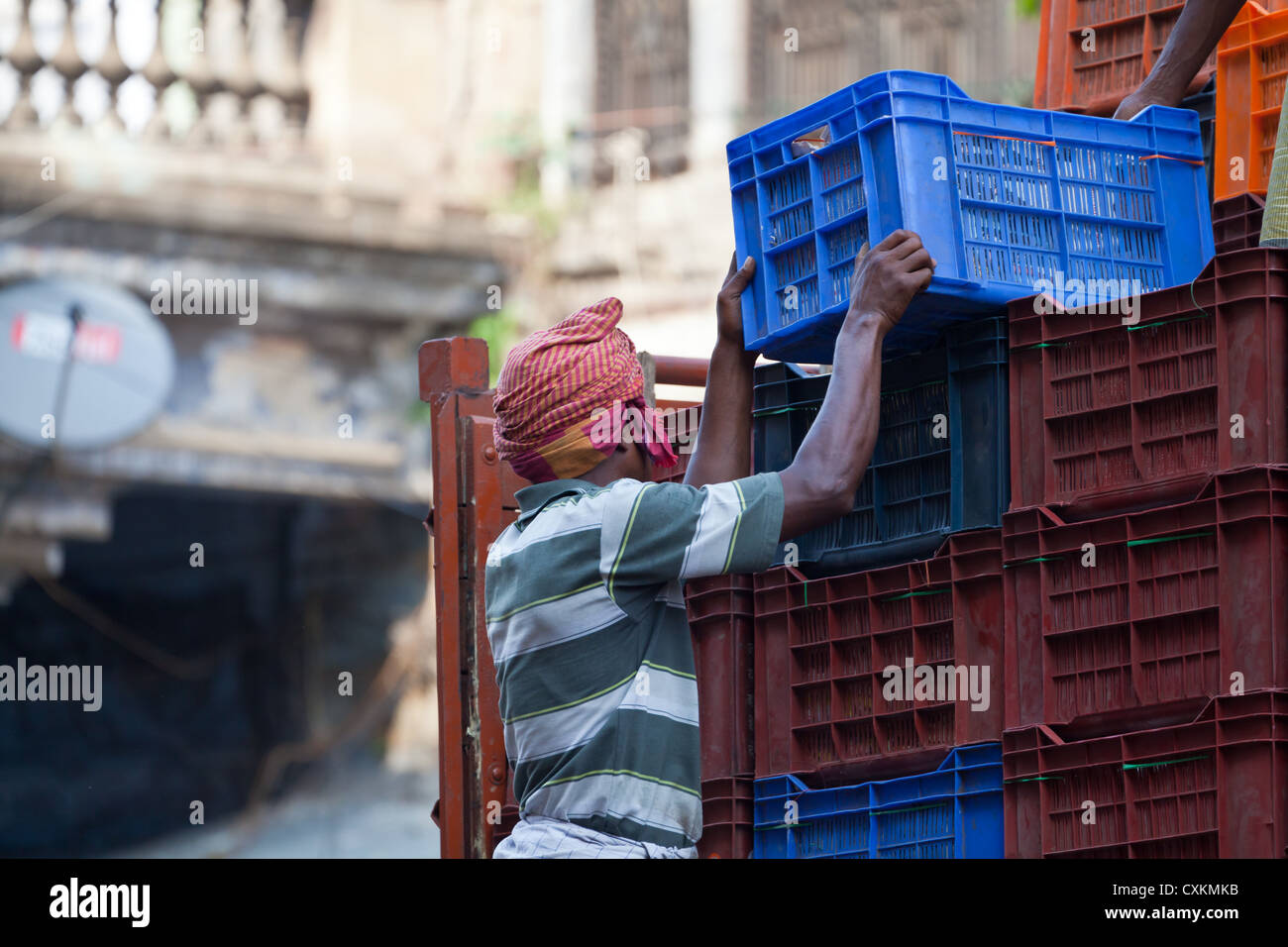 Lo scarico di un camion in Kolkata Foto Stock