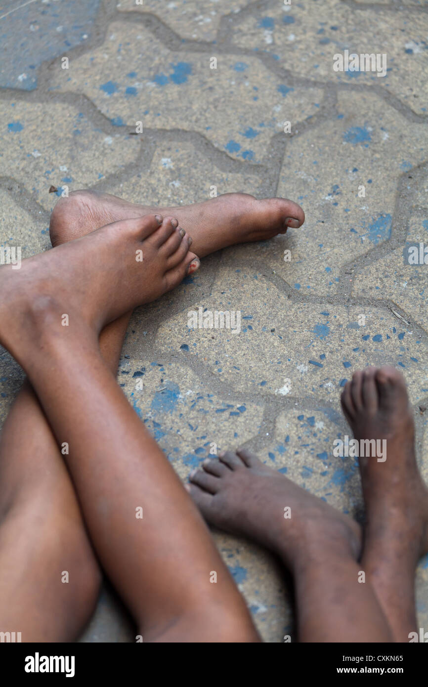 I piedi del povero piccolo i bambini che dormono sul marciapiede in Kolkata in India Foto Stock