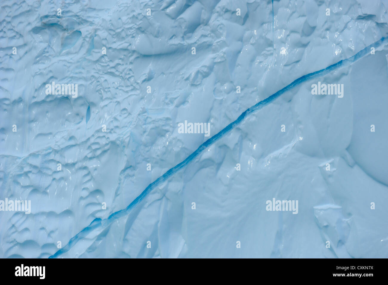 Spaccatura nella Iceberg, Rode fiordo, Scoresby Sund in Groenlandia Foto Stock