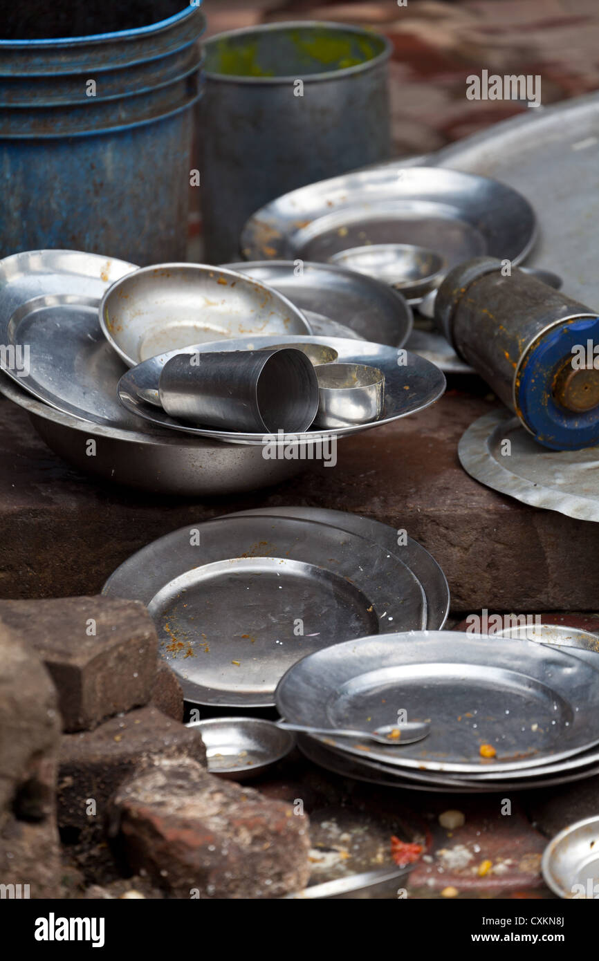 Piatti di metallo in strada in Kolkata Foto Stock