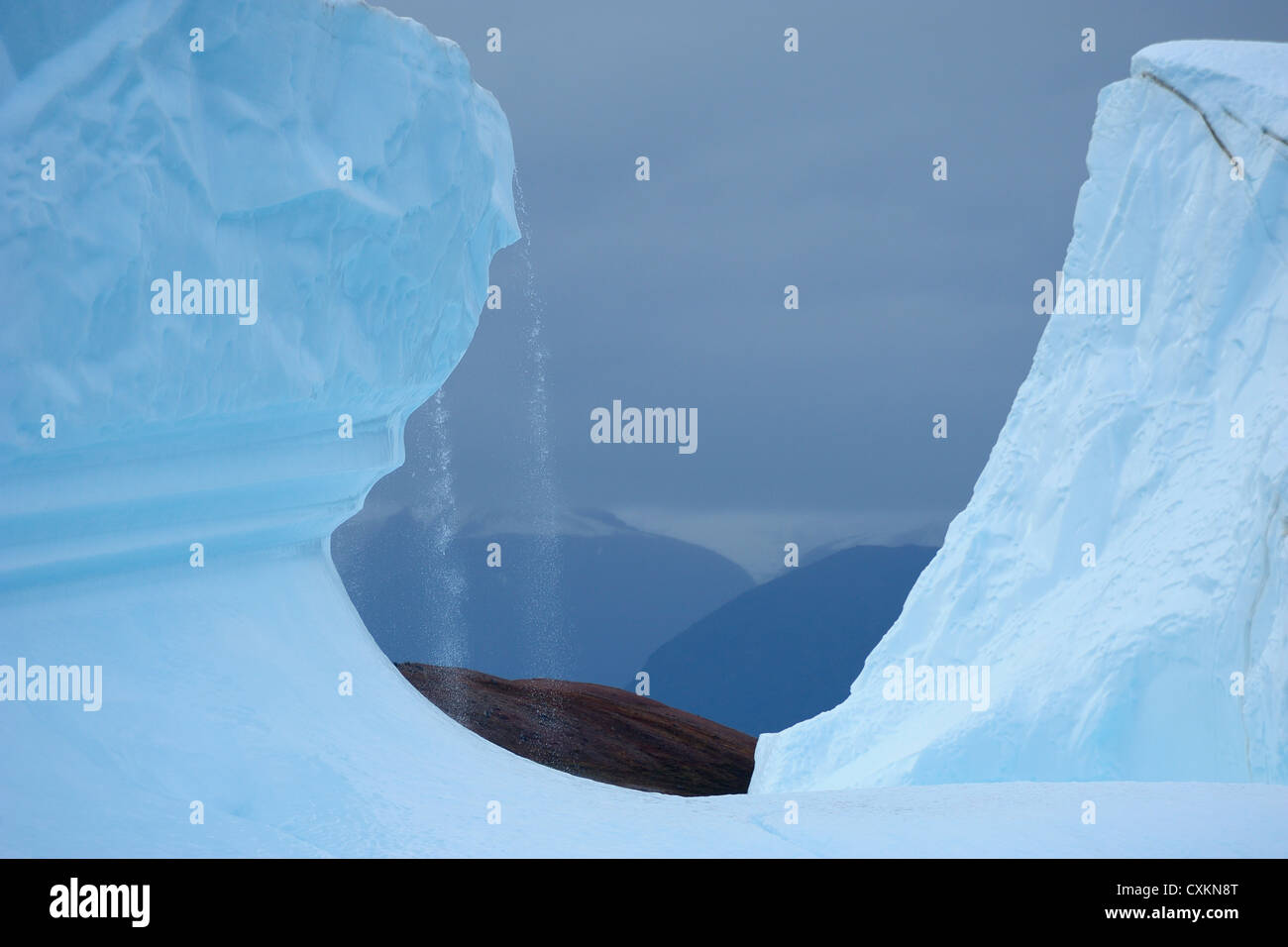 Acqua di disgelo su Iceberg, Rode fiordo, Scoresby Sund in Groenlandia Foto Stock