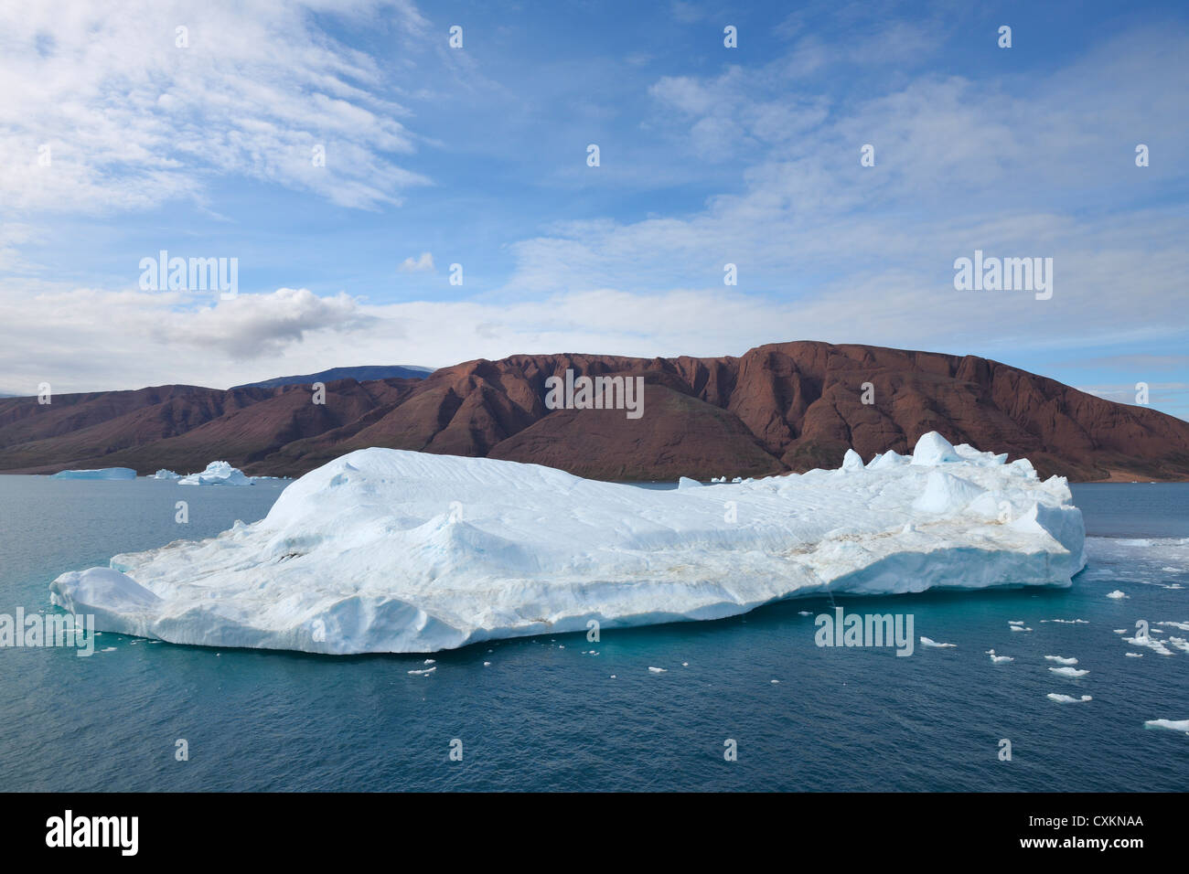 Iceberg e montagna, Rode fiordo, Scoresby Sund in Groenlandia Foto Stock