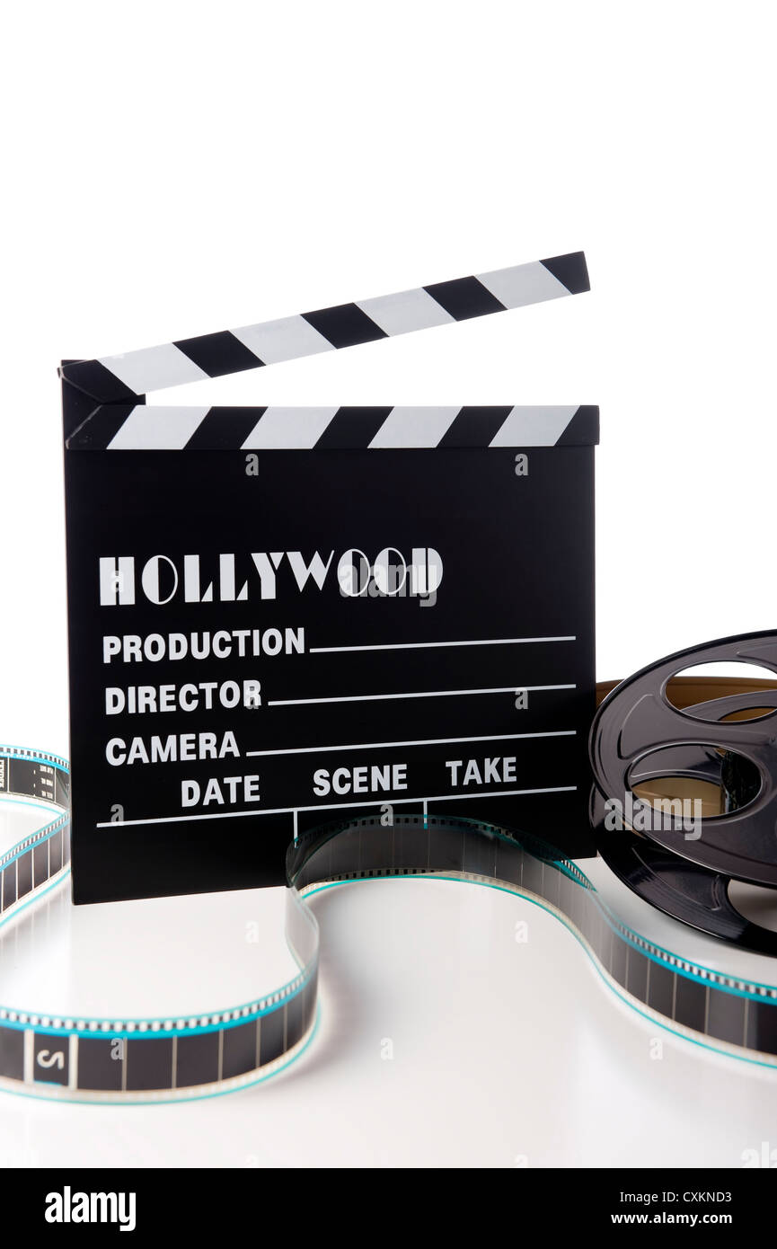 Film di Hollywood elementi tra cui un clapboard e una bobina di film e stagno su sfondo bianco Foto Stock