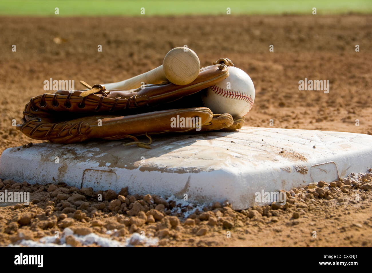 Mazza da baseball, un guanto e la sfera sulla base 1a nel campo Foto Stock
