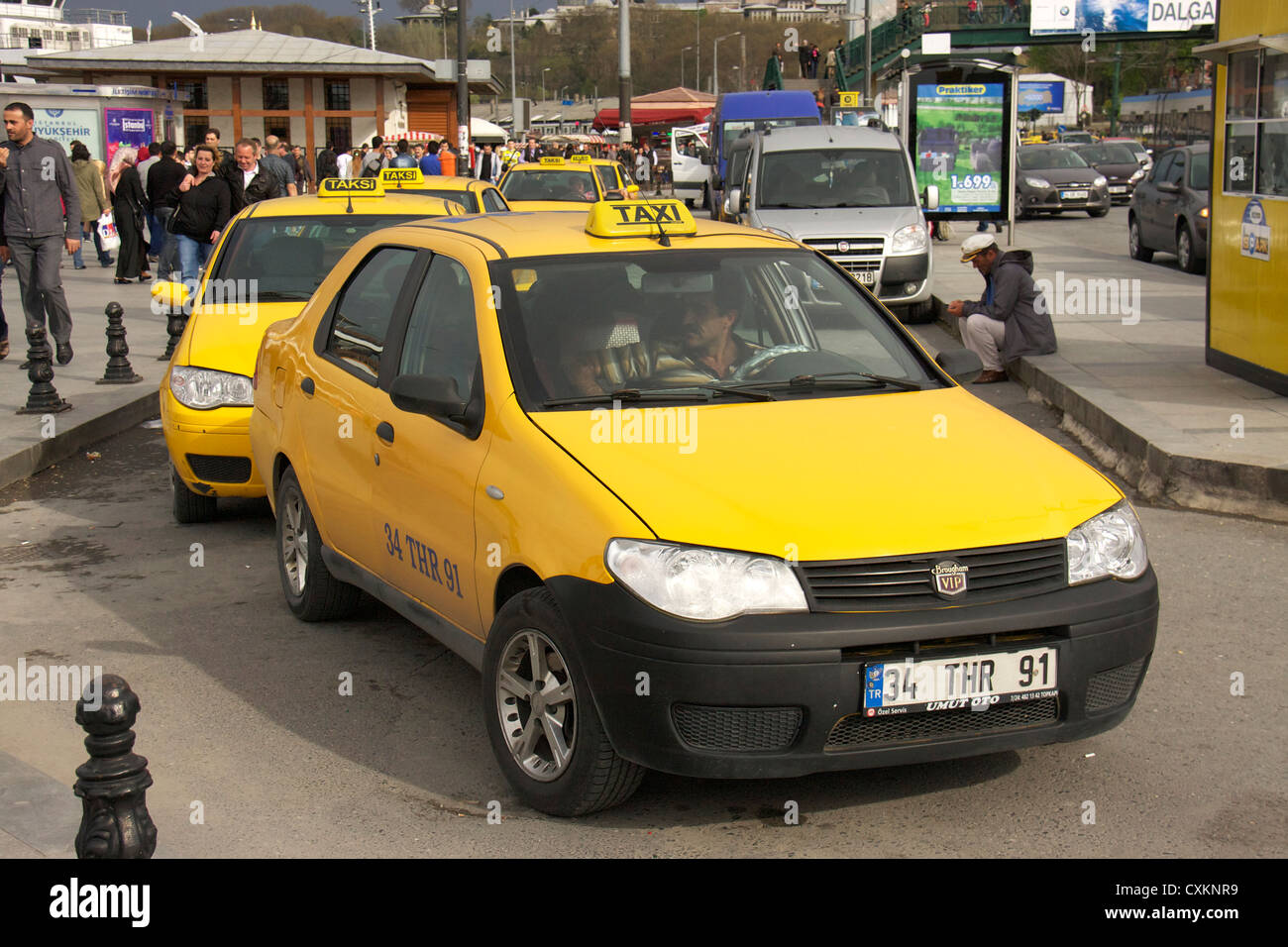 Yellow taxi auto o i taxi di fronte eminonu ferry boat terminal vicino Ponte di Galata,istanbul, Turchia Foto Stock