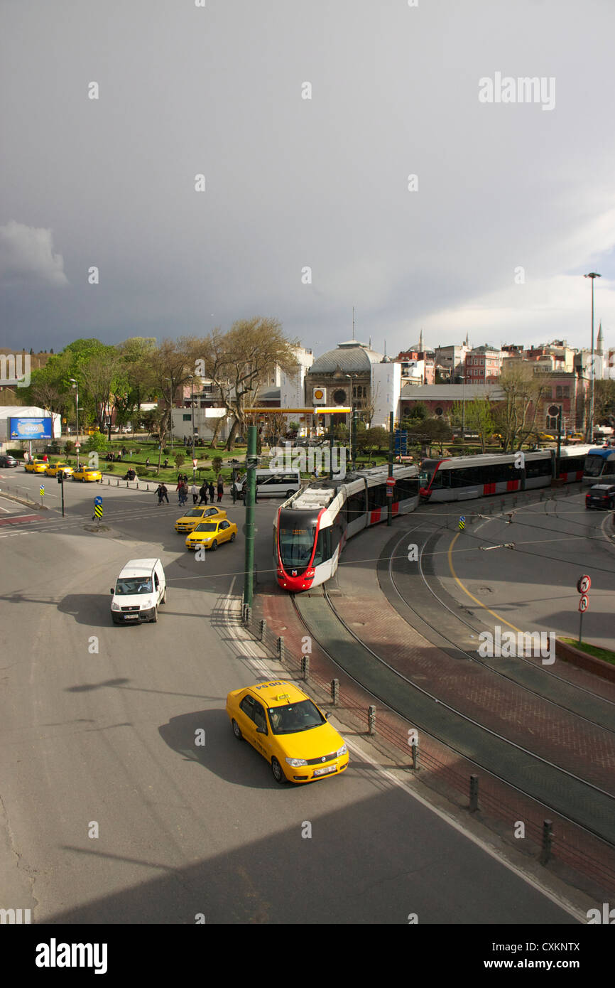 Su strada e il trasporto in treno sysyem in Eminoenue, Istanbul, Turchia.vari tranportations in Istanbul Foto Stock