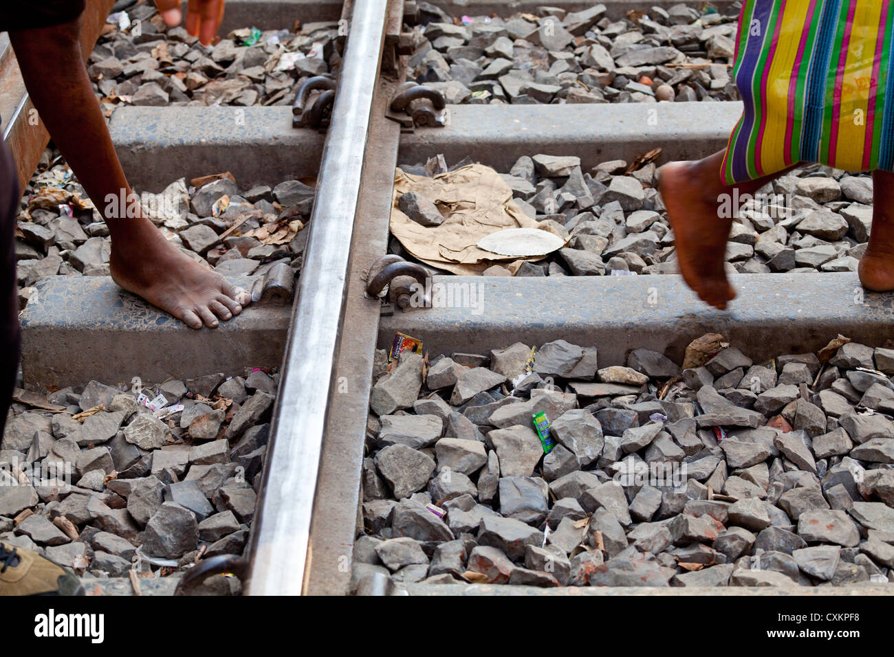 Attraversando i binari ferroviari in Kolkata Foto Stock
